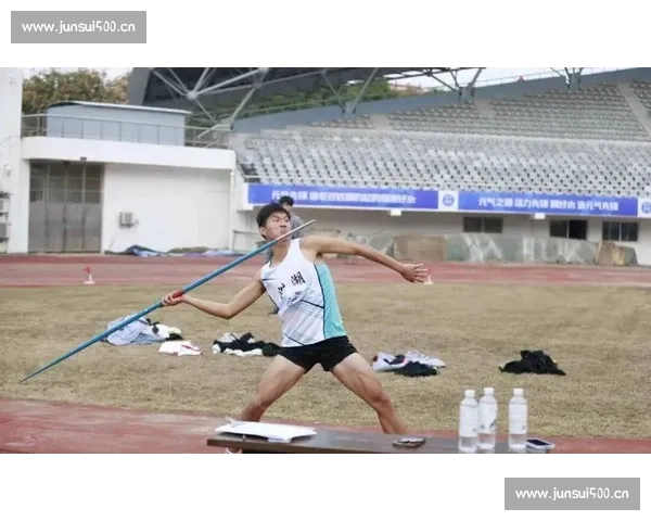 正在比赛中的选手奋力拼搏，赛场内外激烈角逐展现无限潜力与团队合作精神